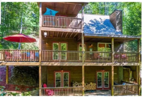 Amazing Creek View Cabin w/ Hot Tub, Firepit & Pool Table
